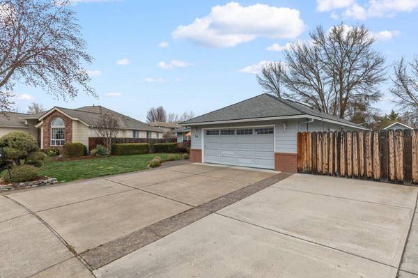 950 Brandon St, Central Point, OR 97502