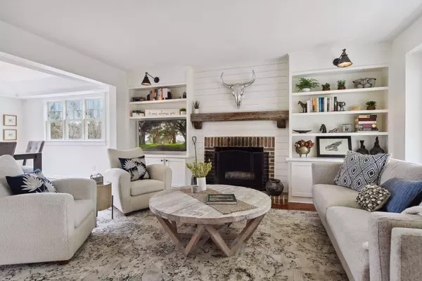 3980 Hawthorn CIR, Chanhassen, MN 55331