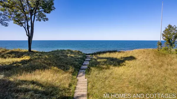 4117 N Lakeshore Drive, Holland, MI 49424