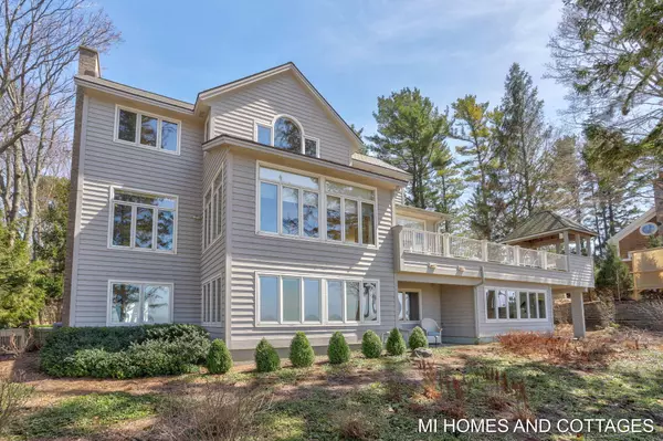 4117 N Lakeshore Drive, Holland, MI 49424