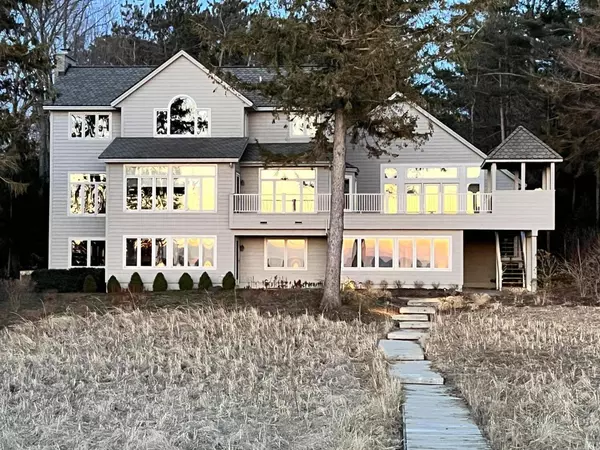 4117 N Lakeshore Drive, Holland, MI 49424