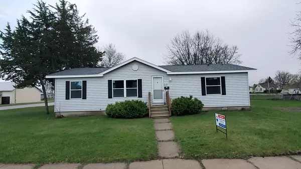 818 E State St, Mauston, WI 53948