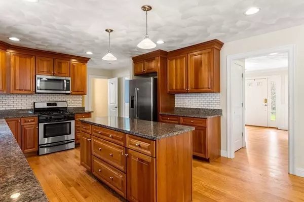 6 Jonathan Cir, Tyngsborough, MA 01879