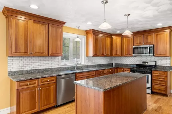 6 Jonathan Cir, Tyngsborough, MA 01879