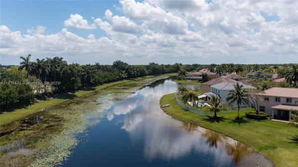 1684 Sparrow Ln, Weston, FL 33327