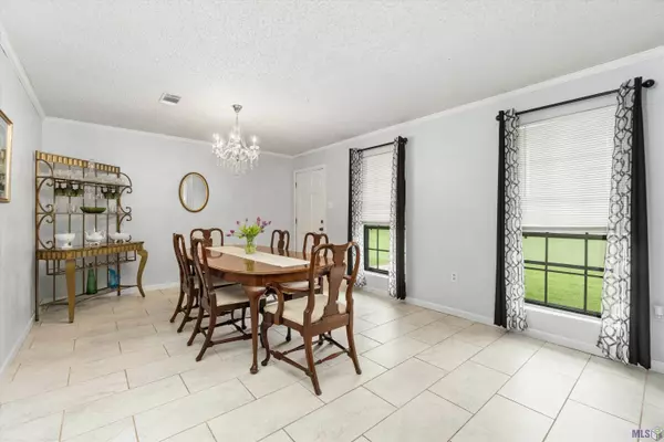 9574 LA HWY 22, St Amant, LA 70774