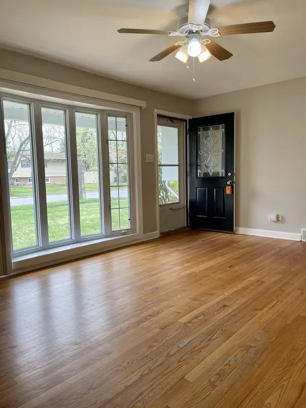 18910 GREENBAY Avenue, Lansing, IL 60438