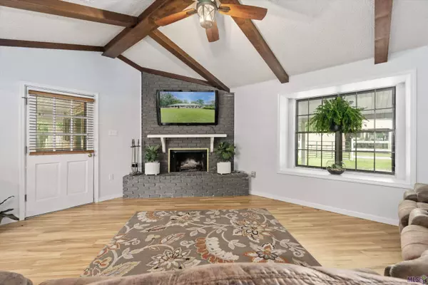 9574 LA HWY 22, St Amant, LA 70774