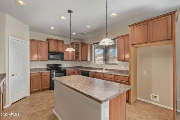 2279 W MILA Way, San Tan Valley, AZ 85142