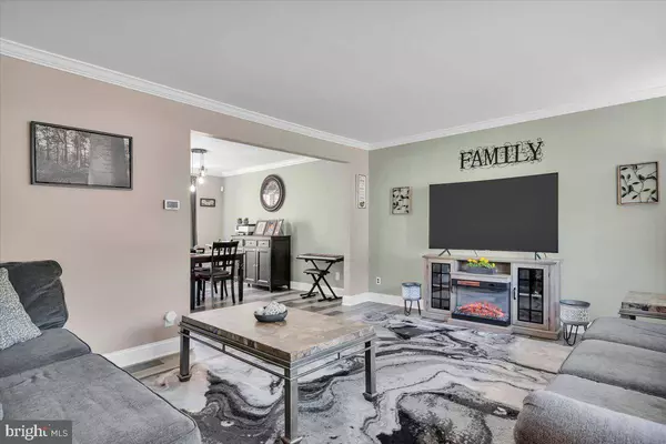 26 WOODSHIRE DR, Sicklerville, NJ 08081