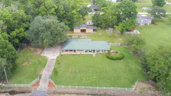 9574 LA HWY 22, St Amant, LA 70774