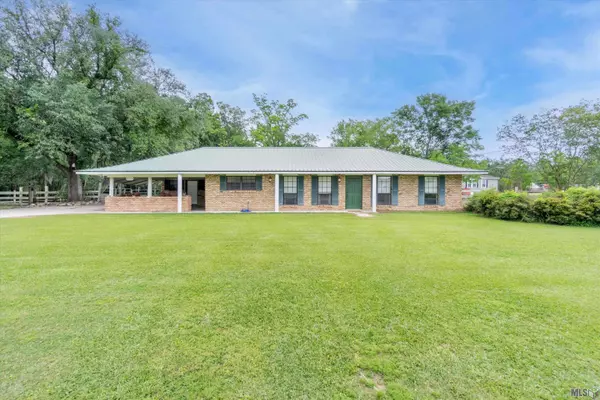 9574 LA HWY 22, St Amant, LA 70774