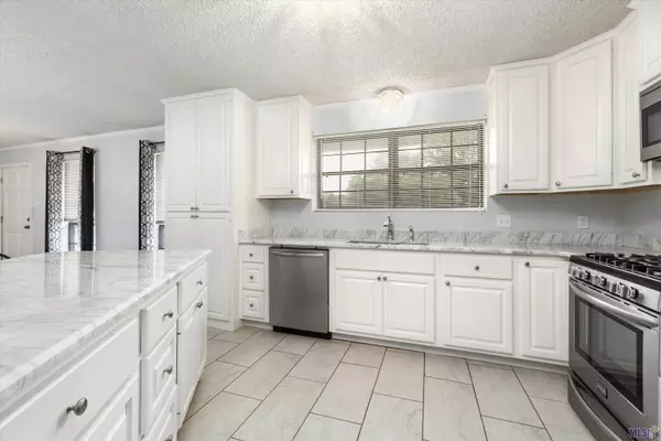 9574 LA HWY 22, St Amant, LA 70774