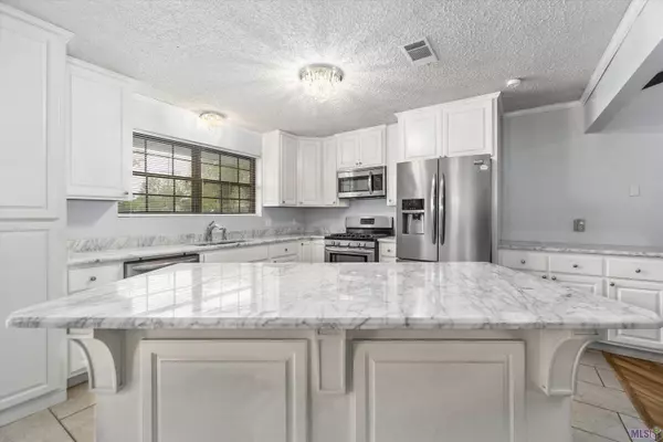 9574 LA HWY 22, St Amant, LA 70774