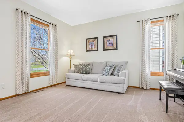 2488 Pond CIR E, Mendota Heights, MN 55120