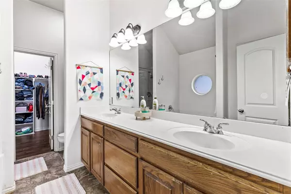 1325 Sierra Blanca Drive, Burleson, TX 76028