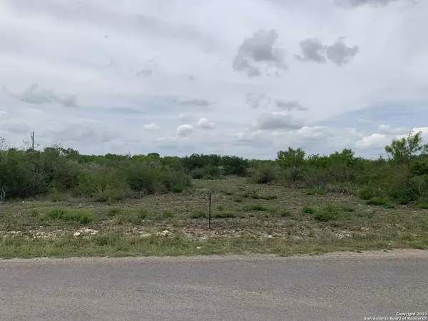 635 BEAVERS LN, Uvalde, TX 78801