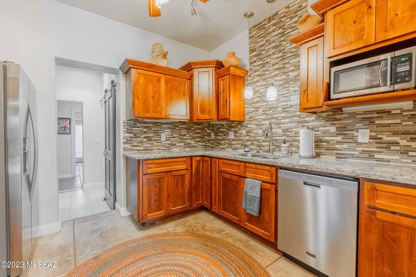 933 S 8th Avenue, Tucson, AZ 85701