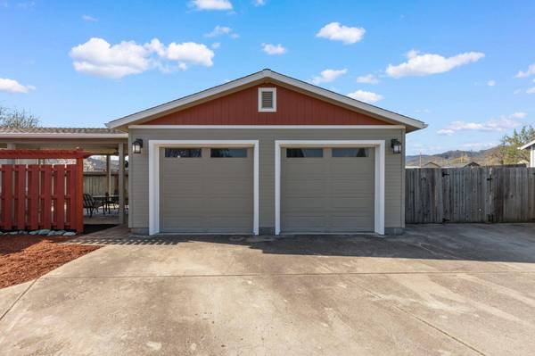 1333 Carlson Dr, Medford, OR 97501