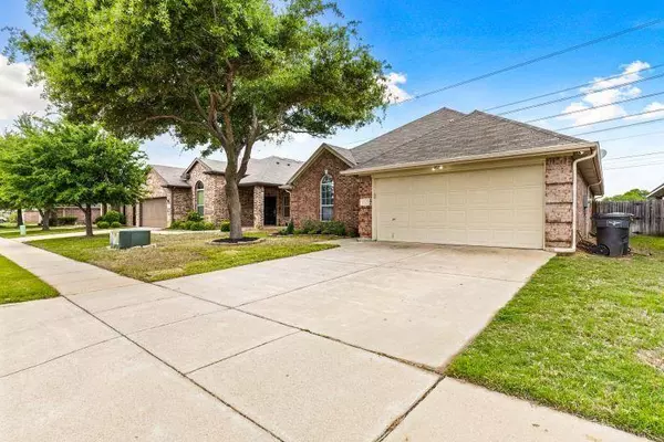 1325 Sierra Blanca Drive, Burleson, TX 76028