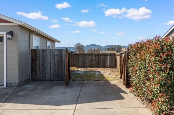 1333 Carlson Dr, Medford, OR 97501