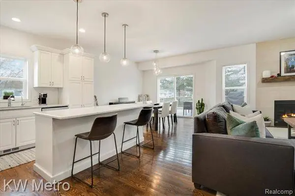 1217 CAMBRIDGE Circle, Waterford, MI 48327