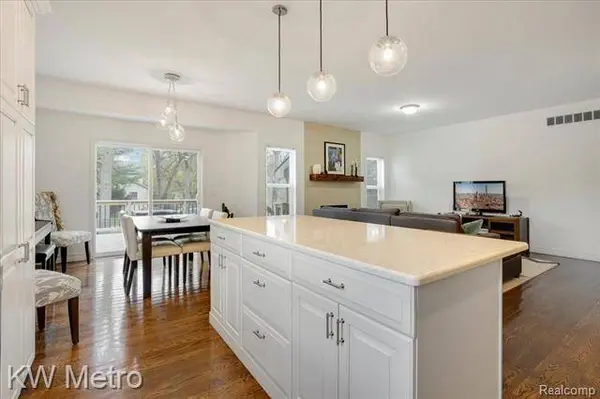 1217 CAMBRIDGE Circle, Waterford, MI 48327