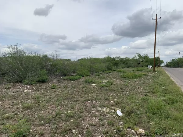 635 BEAVERS LN, Uvalde, TX 78801