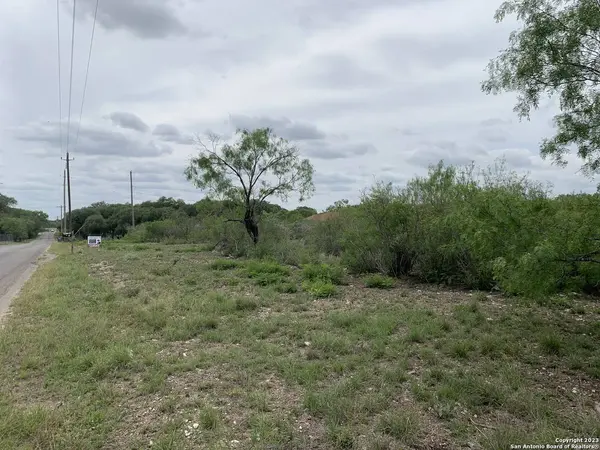 635 BEAVERS LN, Uvalde, TX 78801