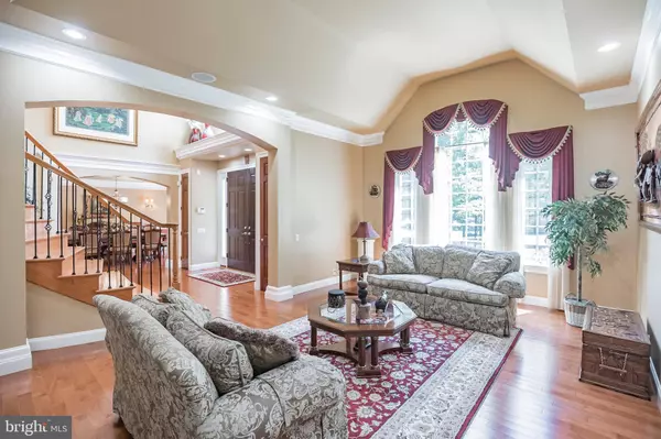 8 WOODGLEN LN, Voorhees, NJ 08043