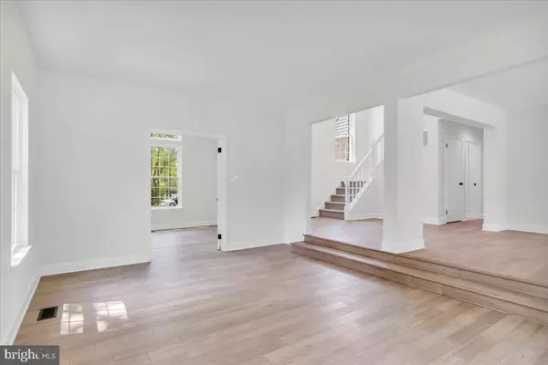 4 WHYTE CT, Voorhees, NJ 08043