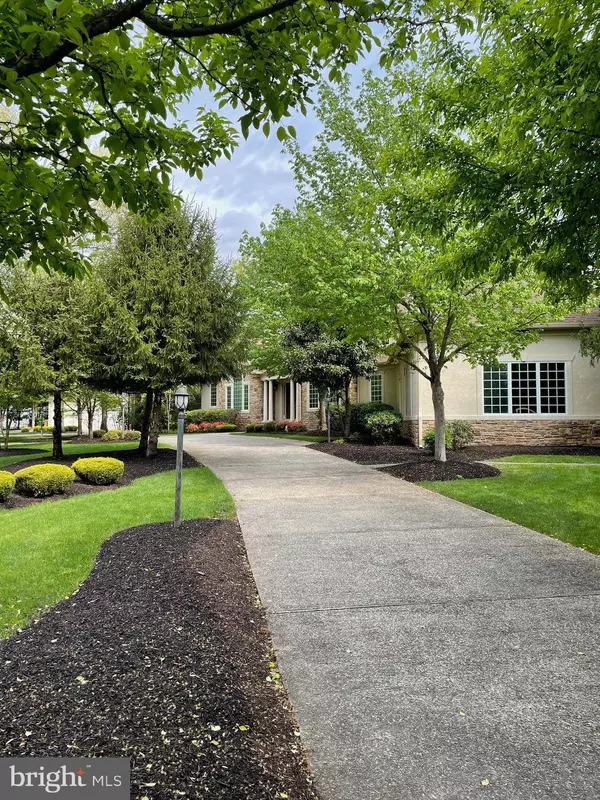 8 WOODGLEN LN, Voorhees, NJ 08043