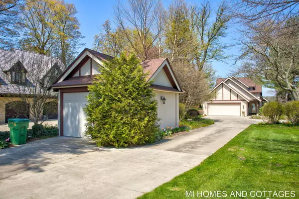 1425 S Shore Drive, Holland, MI 49423