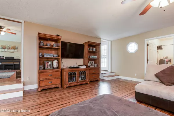 9110 Virginia Heights, Sellersburg, IN 47172