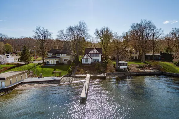 1425 S Shore Drive, Holland, MI 49423