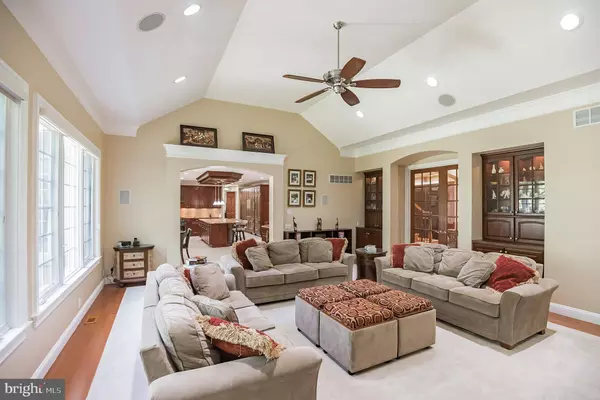 8 WOODGLEN LN, Voorhees, NJ 08043