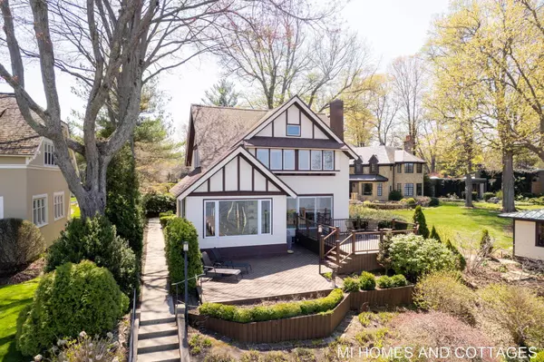 1425 S Shore Drive, Holland, MI 49423