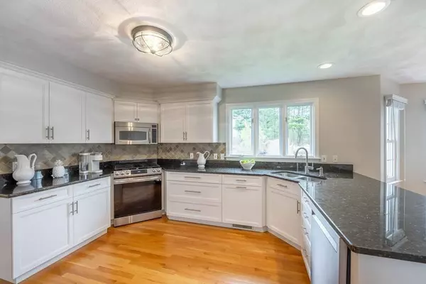 10 Devonshire Pl, Andover, MA 01810