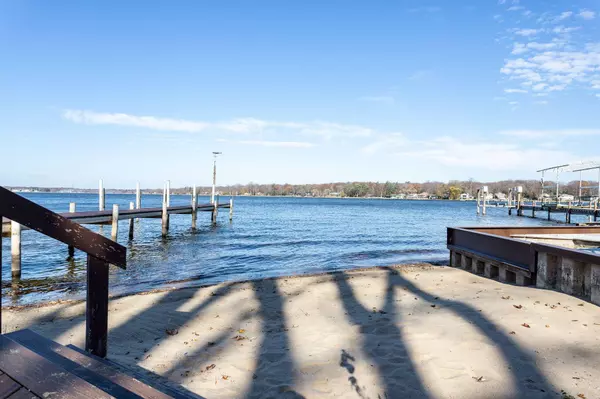 1425 S Shore Drive, Holland, MI 49423