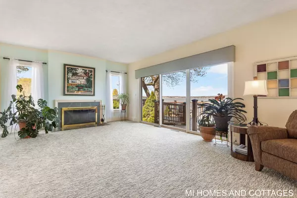 1425 S Shore Drive, Holland, MI 49423