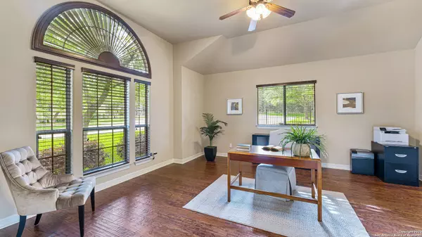 907 Riley Ln, San Antonio, TX 78260-4314