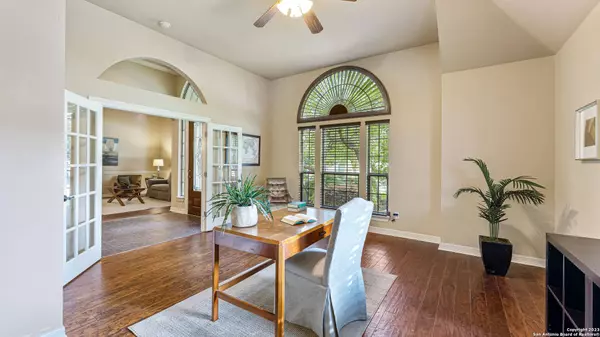 907 Riley Ln, San Antonio, TX 78260-4314