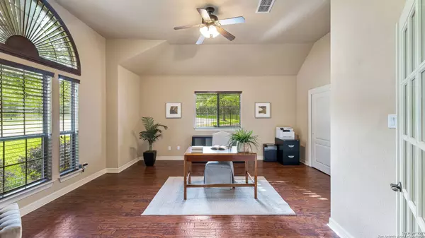 907 Riley Ln, San Antonio, TX 78260-4314