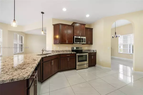 538 SW Kabot Ave, Port St. Lucie, FL 34953