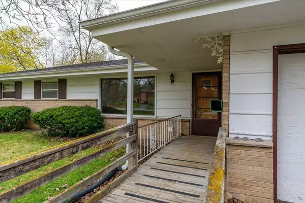 12222 W Belmar Dr, Franklin, WI 53132