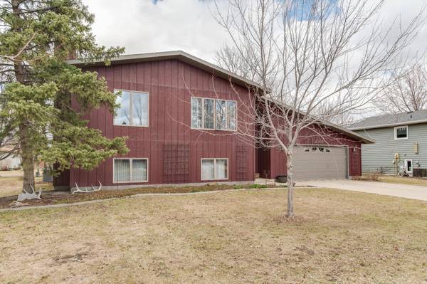 2301 27 Avenue S, Fargo, ND 58103