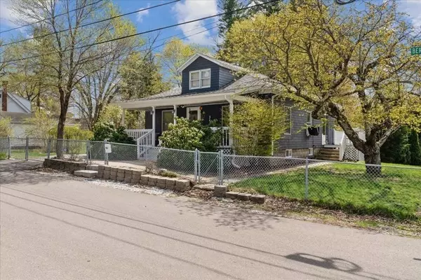 19 Berry St, Derry, NH 03038