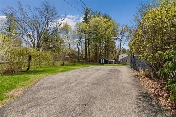 19 Berry St, Derry, NH 03038