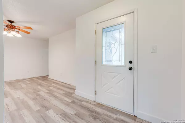 159 County Road 675, Devine, TX 78016