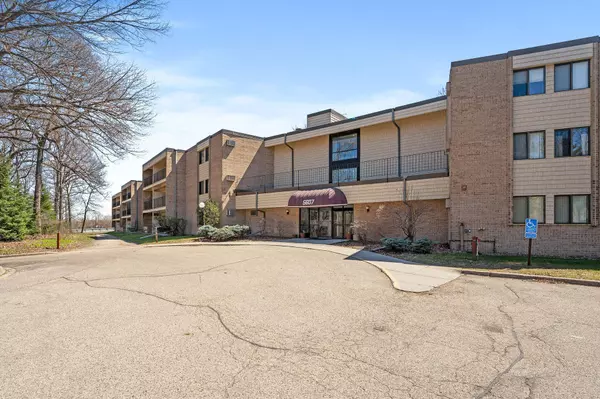 5607 Green Circle DR #223, Minnetonka, MN 55343